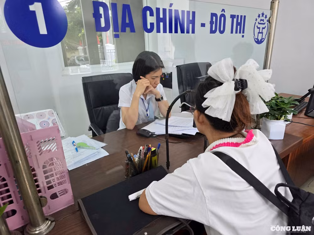  Đặc biệt, trong quá trình chờ đợi, người dân có thể dễ dàng tra cứu nội dung, các loại giấy tờ cần chuẩn bị thông qua việc quét mã QR trên điện thoại thông minh – một tiện ích đáng ghi nhận, giúp tiết kiệm thời gian và công sức.