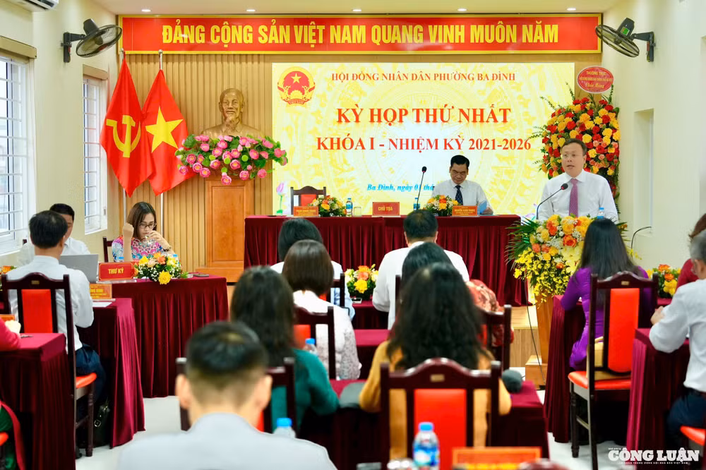 Tại phường Ba Đình, phát biểu khai mạc Kỳ họp, Bí thư Đảng ủy, Chủ tịch HĐND phường Ba Đình Phạm Quang Thanh cho biết, thực hiện luật tổ chức chính quyền địa phương, HĐND phường Ba Đình tổ chức Kỳ họp thứ nhất khóa I, nhiệm kỳ 2021 - 2026 để xem xét các nội dung quan trọng sau sắp xếp các đơn vị hành chính cấp xã. Tại Kỳ họp, Thường trực HĐND phường công bố Nghị quyết về công tác nhân sự.