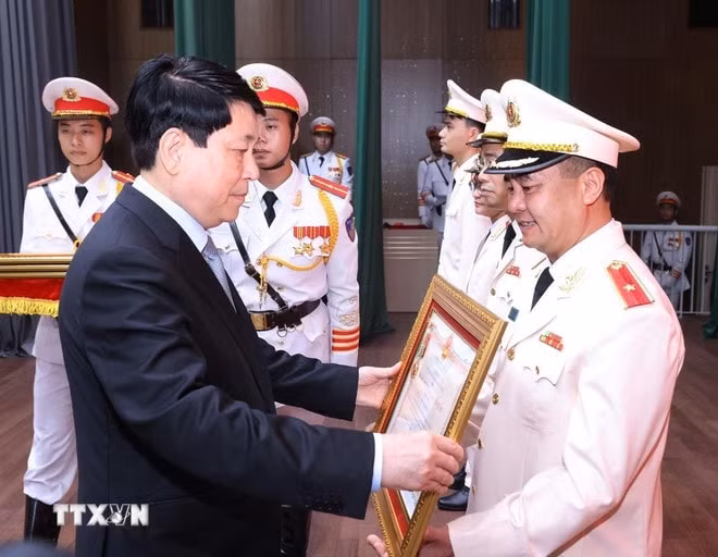 Chủ tịch nước Lương Cường trao Huân chương Quân công, Huân chương Chiến công và Huân chương bảo vệ Tổ quốc tặng các đơn vị và cá nhân của Bộ Công an. Ảnh: TTXVN