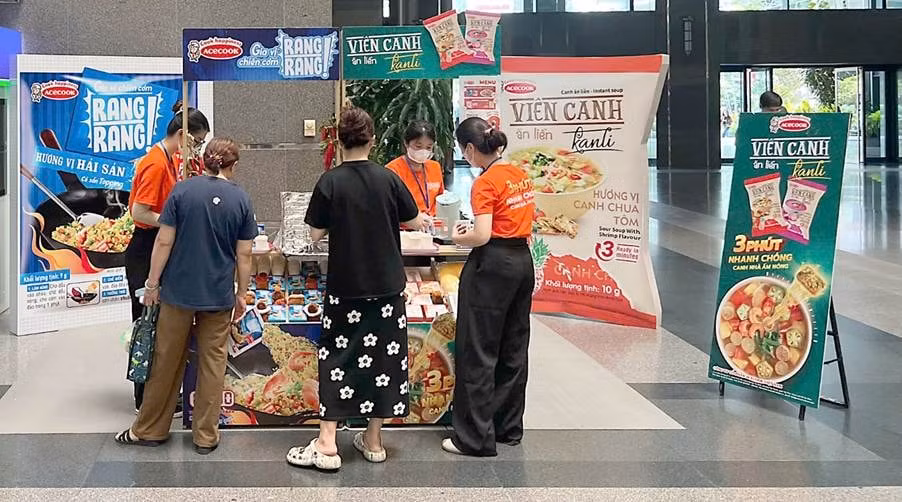 Người tiêu dùng trải nghiệm viên canh Kanli và gia vị cơm chiên Rang Rang.