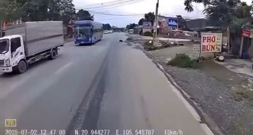 Vụ tai nạn xảy ra trước cổng làng thôn Thắng Đầu (Ảnh: Cắt từ clip).