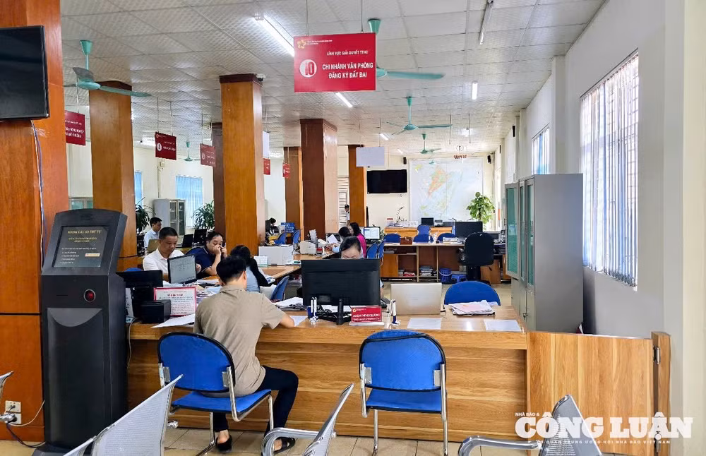 anh-10-chinh-quyen-dia-phung-2-cap.jpg
