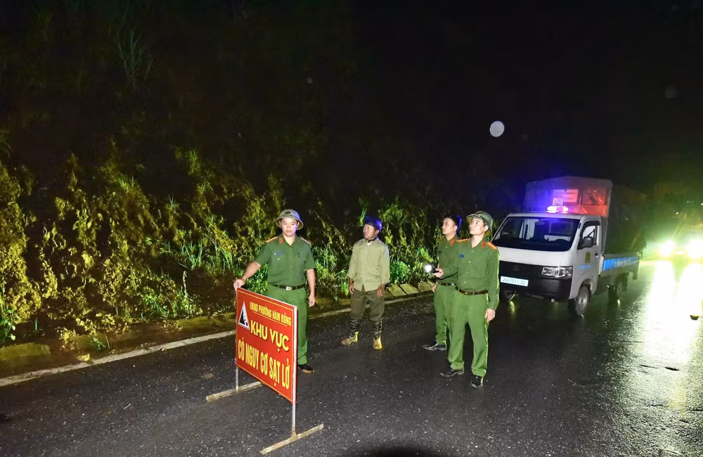 Lực lượng Công an các xã tuần tra, nắm tình hình trong đêm, đặt biển cảnh báo ở những tuyến đường có nguy cơ sạt lở