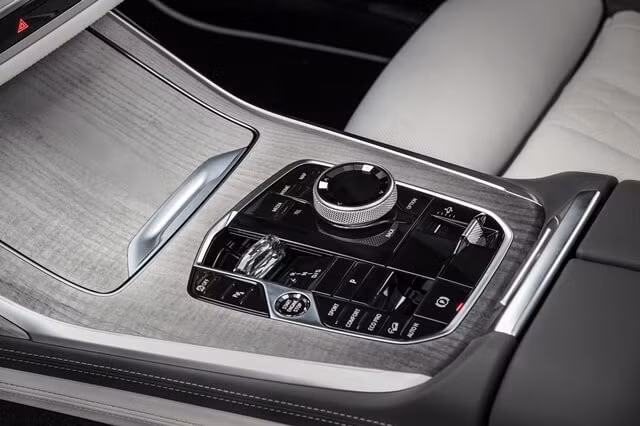 BMW-X7-trung-tam-dieu-khien