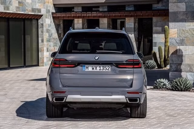 BMW-X7-duoi-xe