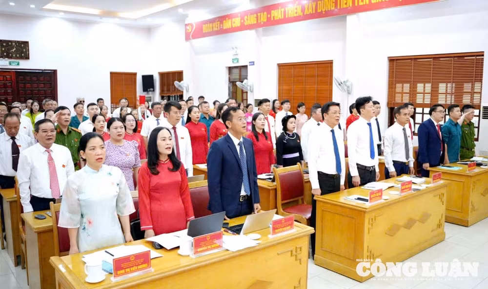 anh-1-chinh-quyen-dia-phung-2-cap.jpg