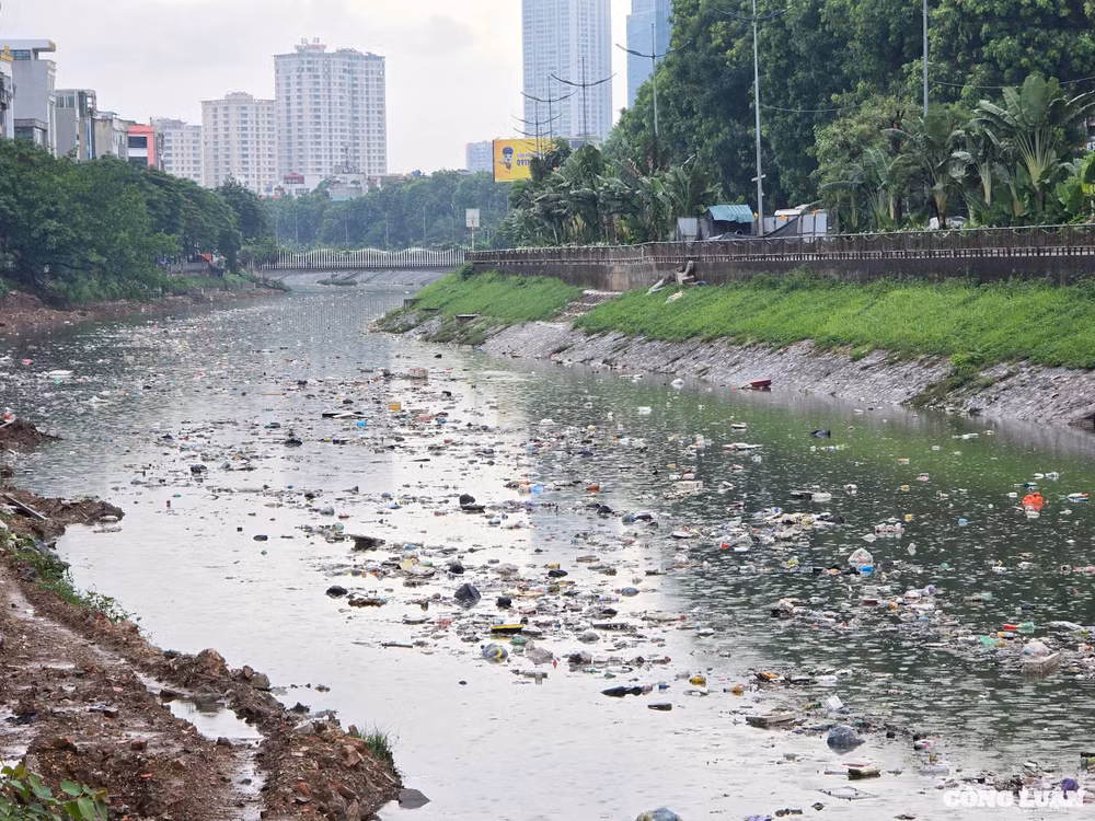 Sau cơn mưa lớn, nhiều người dân đi qua đoạn sông Tô Lịch không khỏi ngán ngẩm trước cảnh tượng 