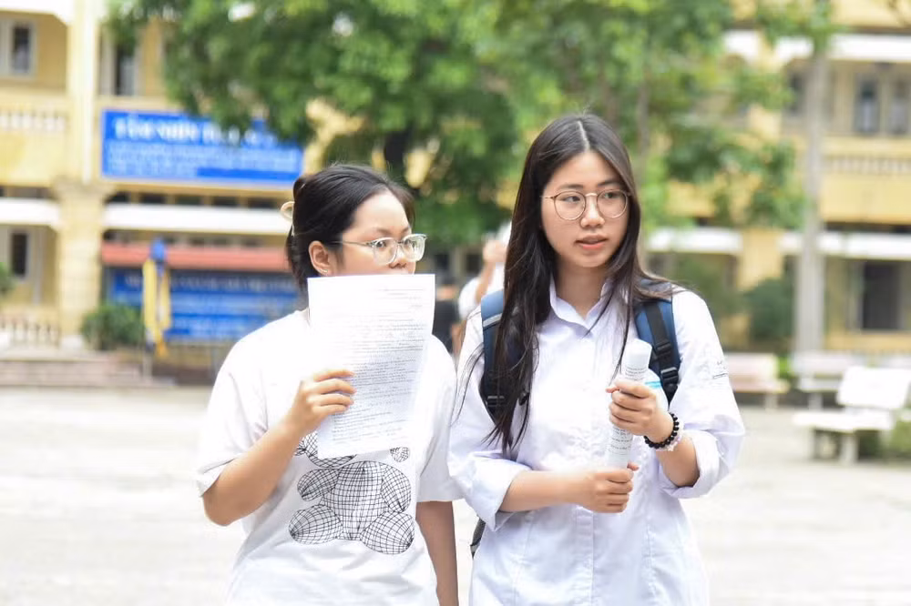  Nếu so với 127.000 học sinh lớp 9 năm học 2024-2025 của Hà Nội, tỷ lệ học sinh vào lớp 10 công lập sau THCS vào khoảng 64%.