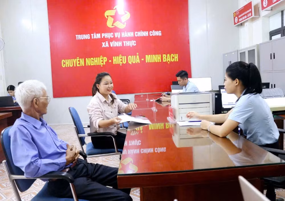 anh-12-chinh-quyen-dia-phung-2-cap.jpg
