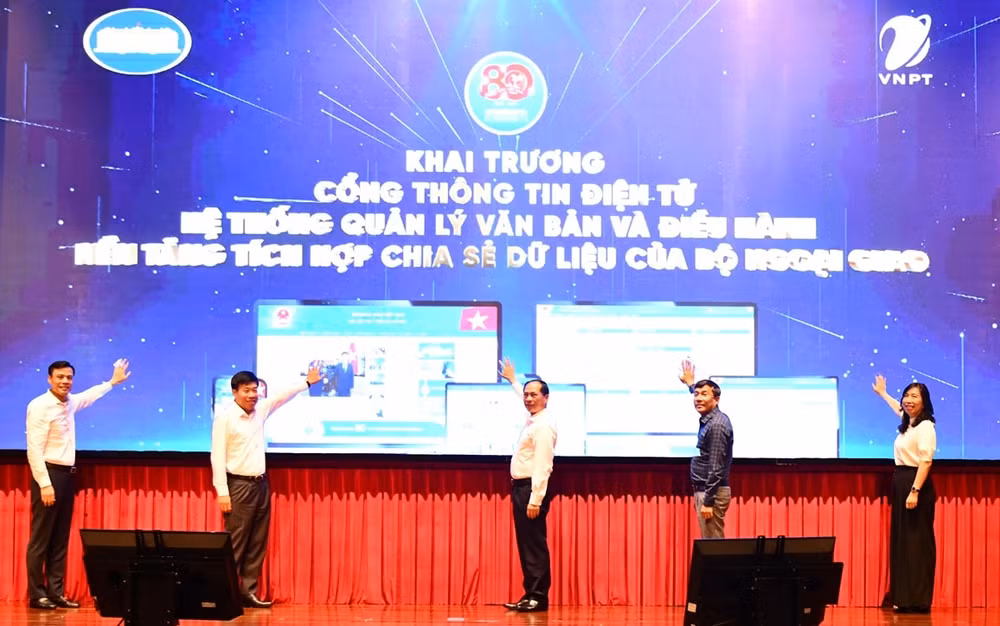 Lãnh đạo Bộ Ngoại giao thực hiện nghi lễ khai trương 3 phần mềm chuyển đổi số trọng yếu của Bộ