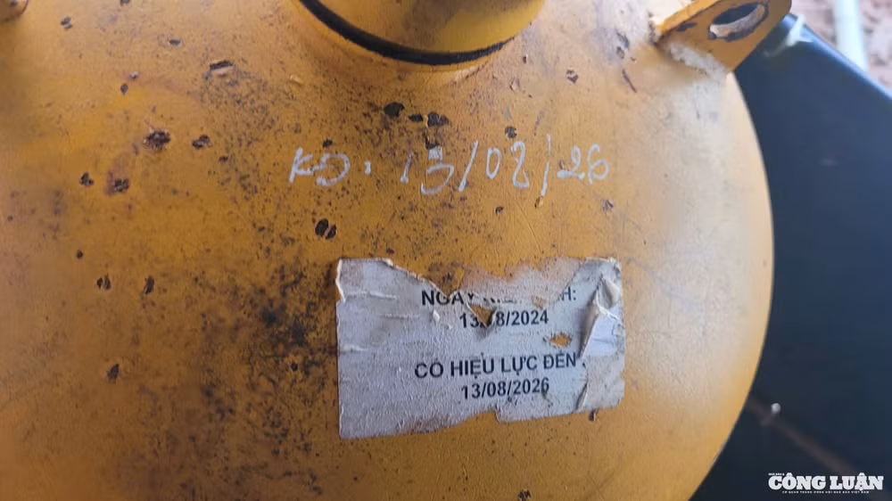 Bình hoá chất Clo có thông tin kiểm định không rõ ràng (không rõ đơn vị kiểm định) được ghi sơ sài bằng bút xoá mà trại trang trại tôm mà Q. đưa nhóm PV xuống tham quan.