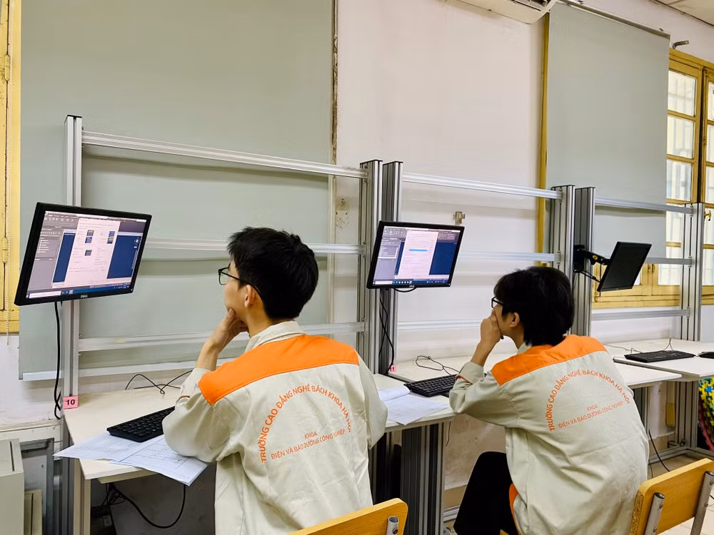  Với sự quan tâm đặc biệt từ Chính phủ, chính sách hỗ trợ cụ thể và nhu cầu thị trường lao động khổng lồ, sinh viên ngành bán dẫn không chỉ đứng trước cánh cửa nghề nghiệp rộng mở với mức thu nhập hấp dẫn mà còn là lực lượng tiên phong, đóng góp trực tiếp vào sự phát triển công nghiệp và công nghệ cao của Việt Nam.