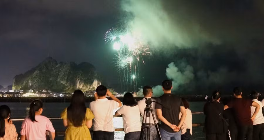 Màn bắn pháo hoa trên Vịnh Hạ Long tối ngày 4/7. Ảnh: baoquangninh.vn