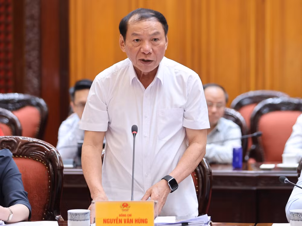 Bộ trưởng Bộ Văn hóa, Dục Thể thao và Du lịch Nguyễn Văn Hùng phát biểu tại cuộc họp.