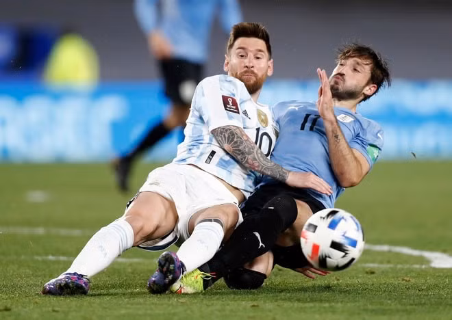 sieu sao messi lap cong giup doi tuyen argentina ha uruguay hinh 2