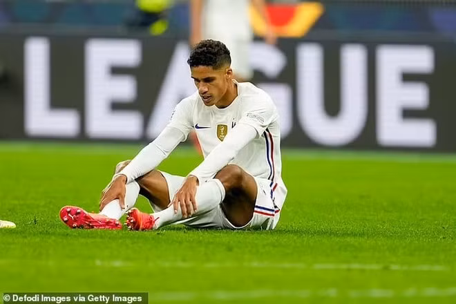 clb man utd lo sot vo vi chan thuong cua trung ve raphael varane hinh 1