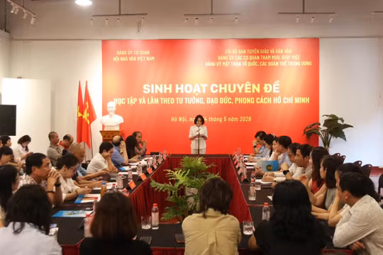 Thấm nhuần tư tưởng, đạo đức, phong cách Hồ Chí Minh