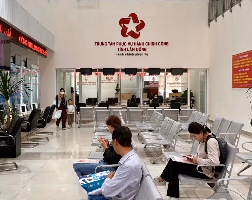 Cấp xã sẽ thực hiện việc rà soát, tinh giản biên chế đối với cán bộ, công chức cấp xã không đủ tiêu chuẩn theo quy định nhằm cơ cấu lại, nâng cao chất lượng đội ngũ. Ảnh: Vietnam+