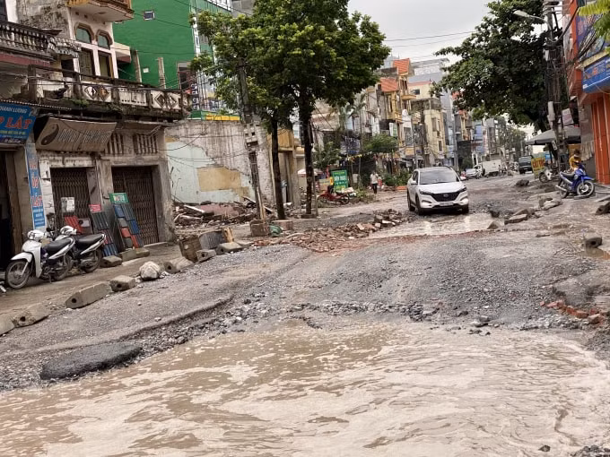 Vấn đề giải phóng mặt bằng chưa được dứt điểm khiến cho việc thi công đường gặp nhiều khó khăn. Ảnh: Hoàng Dương