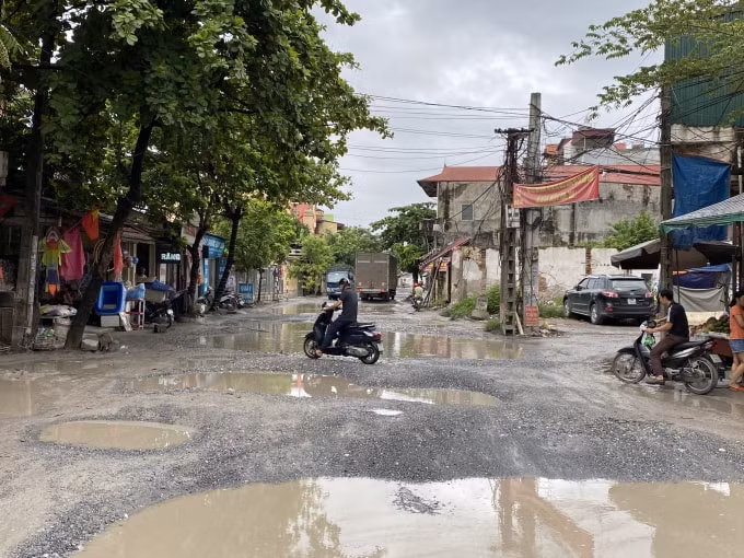 Người dân đi lại luôn đối mặt với nguy cơ tai nạn giao thông. Ảnh: Hoàng Dương