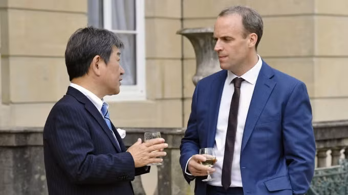 Ngoại trưởng Nhật Bản Toshimitsu Motegi, trái và Ngoại trưởng Anh Dominic Raab trong một cuộc gặp ở London vào ngày 5/8/2020 - Ảnh: Kyodo