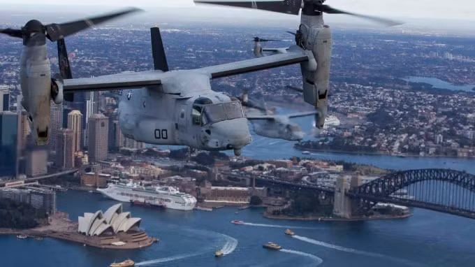 Ba máy bay cánh quạt nghiêng MV-22B Osprey thuộc Thủy quân lục chiến Hoa Kỳ bay theo đội hình phía trên bầu trời Sydney, Australia- Ảnh: Thủy quân lục chiến Hoa Kỳ