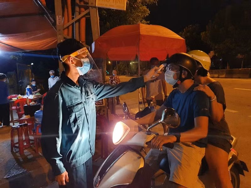 Trong đợt dịch này, nữ phóng viên Diệu Bình không ít lần cùng các đồng nghiệp tác nghiệp lúc 0h.
