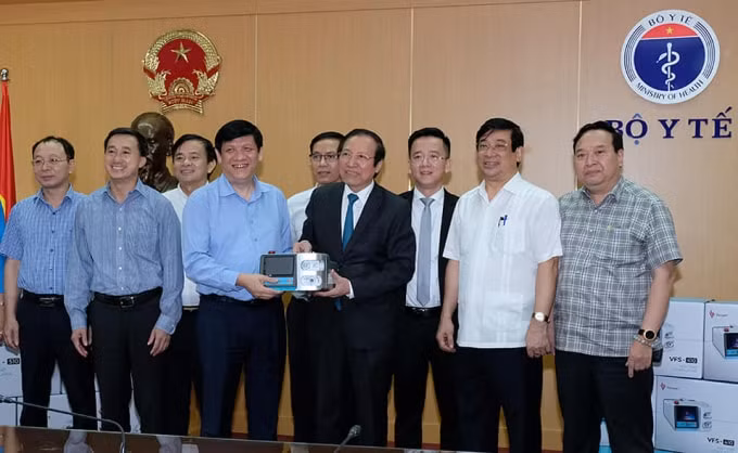 Quyền Bộ trưởng Bộ Y tế Phạm Thanh Long nhận quà hỗ trợ từ các nhà tài trợ (ảnh TL).