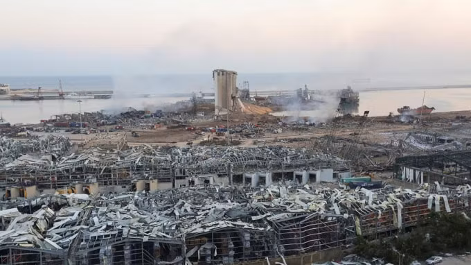 Vụ nổ phá hủy gần như toàn bộ khu cảng tại Beirut, Lebanon - Ảnh: Reuters