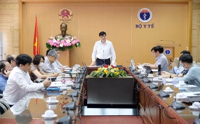 Quyền Bộ trưởng Bộ Y tế Nguyễn Thanh Long cho rằng: Mỗi cơ sở y tế là một pháo đài chống Covid -19 (ảnh TL).