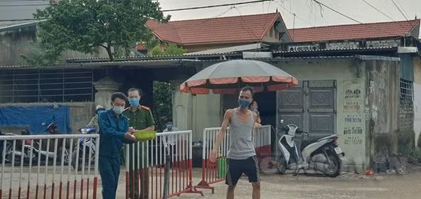 Người dân chuyển thực phẩm cho người thân ở trong khu cách ly