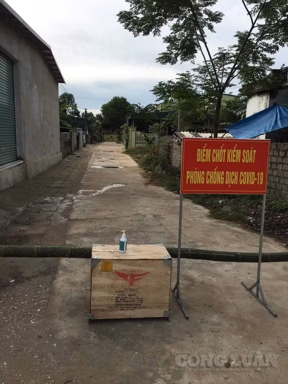 Phía trong khu vực đang bị cách ly tại phường Quảng Vinh