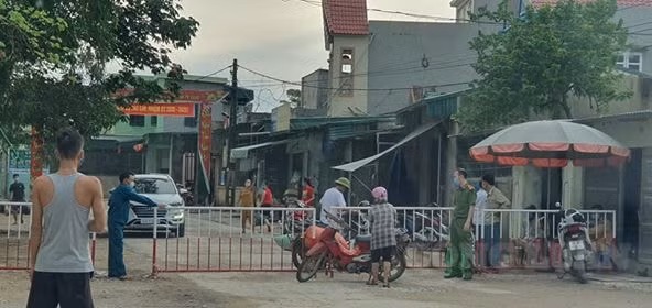 Người dân trong khu cách ly ra nhận lương thực