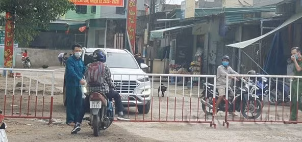 Lực lượng chức năng hướng dẫn người dân không có nhiệm vụ đi khỏi khu vực cách ly