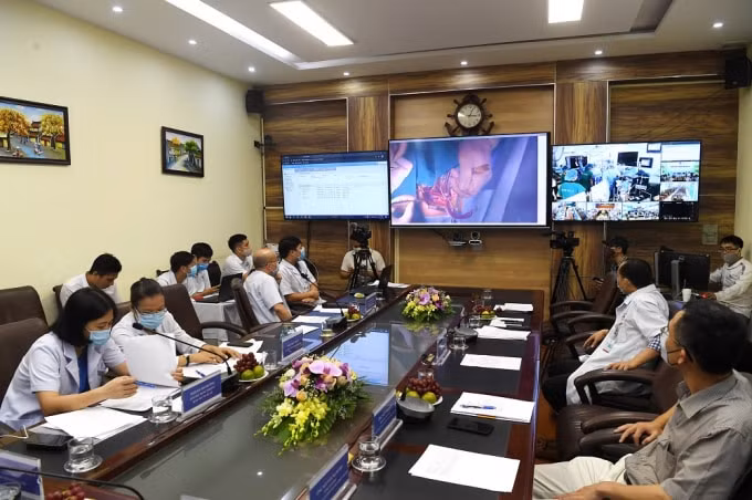 Hiện nay, các bác sỹ tại các bệnh viện tuyến trên có thể điều hành trực tiếp các ca phẫu thuật tại tuyến dưới, giúp rút ngắn quá trình cứu chữa bệnh nhân trong các trường hợp khẩn cấp thông qua hệ thống Telehealth của Viettel.