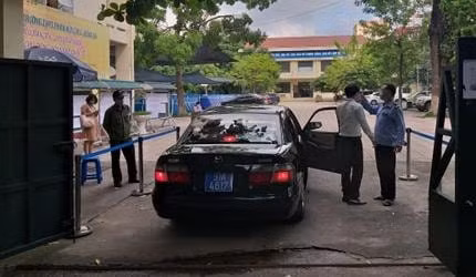 Tại điểm thi trường THPT Phan Huy Chú, Hà Nội người ra vào được kiểm tra đo thân nhiệt (ảnh Minh Triết).