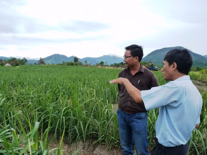 Nhà báo Hà Văn Đạo (bên trái) tác nghiệp ở vùng sâu