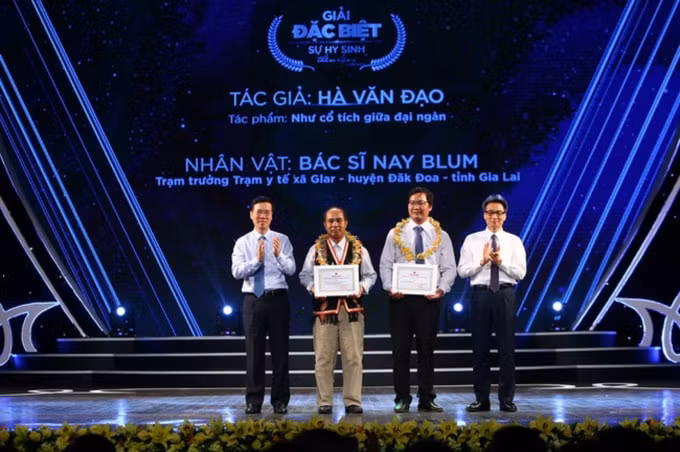 Nhà báo Hà Văn Đạo nhận Giải Đặc biệt cuộc thi viết “Sự hy sinh thầm lặng lần V”