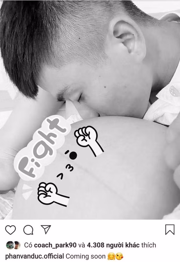 Trước đó Văn Đức liên tục động viên vợ chuẩn bị vượt cạn hạ sinh bé gái đầu lòng. Ảnh: internet.