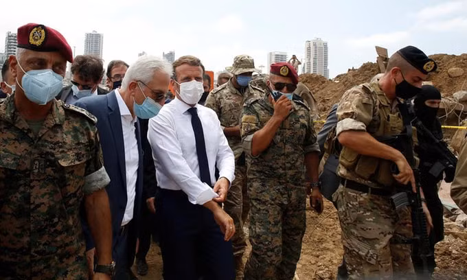 Tổng thống Pháp Emmanuel Macron (áo sơ mi trắng) tới thăm nơi xảy ra vụ nổ tại cảng Beirut, Lebanon, hôm 6/8. Ảnh: Reuters.