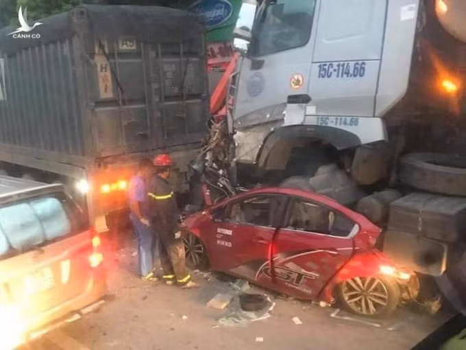 Hiện trường vụ tai nạn khiến 3 người chết, 1 người bị thương ở Long Biên, Hà Nội. Ảnh: TL.