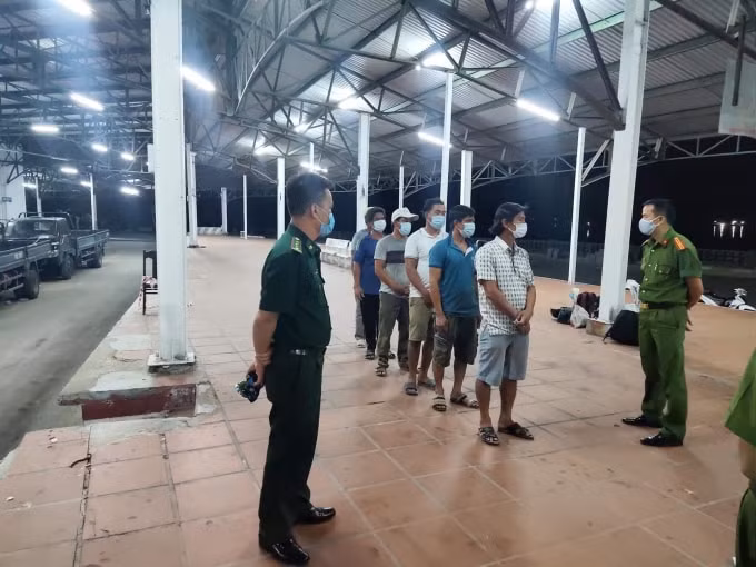 Nhóm 6 ngư dân đi theo ven biển để ra Huế trốn khỏi vùng dịch Đà Nẵng.