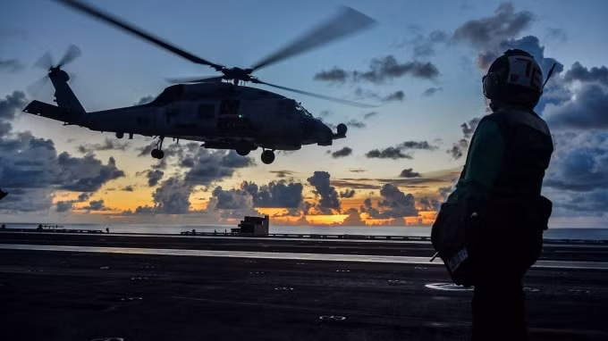 Một máy bay trực thăng cất cánh từ tàu sân bay USS Ronald Reagan của Hải quân Hoa Kỳ ở Biển Đông vào ngày 17 tháng 7 - Ảnh: Reuters