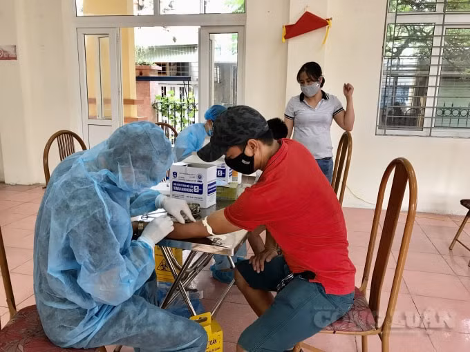 Ngày 1/8, các quận, huyện trên địa bàn Thành phố Hà Nội tiếp tục thực hiện việc Test nhanh Covid-19 cho người dân trở về từ Đà Nẵng