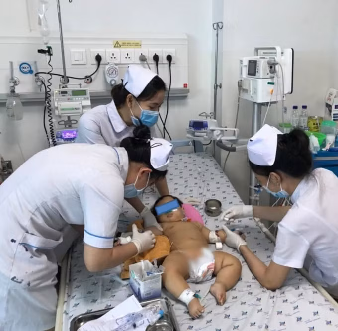 Bệnh viện Nhi đồng TP.HCM đã tiếp nhận một trường hợp trẻ Ph. Ng. Nh. Y. (9 tháng tuổi, nữ, ngụ tại Bến Tre) trong tình trạng hôn mê, co giật.