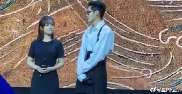 Dương Tử cùng Ngô Diệc Phàm tại sân khấu sự kiện chiêu thương của QQ. Ảnh: internet.