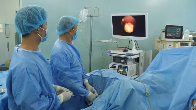 Khi siêu âm, người bệnh được phát hiện sỏi lớn trong bàng quang bằng ruột, kích thước viên sỏi đo được trên phim chụp CT bụng là 35,6 mm x 22,1 mm.