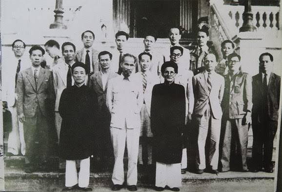 Chủ tịch Hồ Chí Minh và cụ Huỳnh Thúc Kháng (hàng đầu, thứ nhất từ phải sang) trong Chính phủ đầu tiên của nước Việt Nam dân chủ cộng hòa (Ảnh tư liệu). anh1.jpg