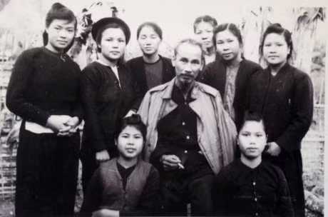 chu-tich-ho-chi-minh-voi-cac-can-bo-co-quan-tw-hoi-lien-hiep-phu-nu-viet-nam-o-viet-bac-thang-21949.jpg