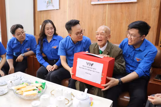 Chương trình kết nghĩa giữa Đoàn Thanh niên Đài Truyền hình Việt Nam và Đoàn Thanh niên xã Mường Pồn. Ảnh: VTV
